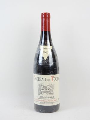 une bouteille de vin posée sur une table