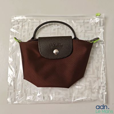 un sac à main marron et noir dans un sac transparent