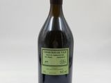 une bouteille de vin posée sur une table blanche