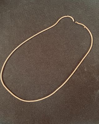 un collier en or sur fond noir