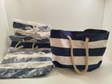 deux sacs posés sur une étagère