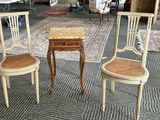 trois chaises et une table dans un salon