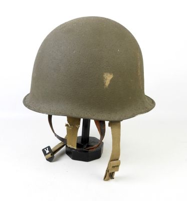 une image représentant un casque posé sur un support, sur fond blanc
