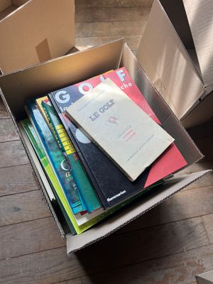 une boîte en carton remplie de livres sur le sol
