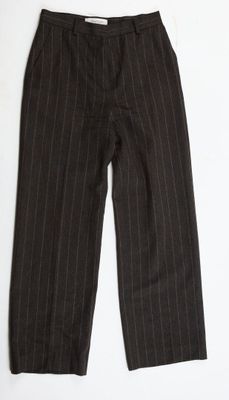 un pantalon à fines rayures noires et blanches sur fond blanc
