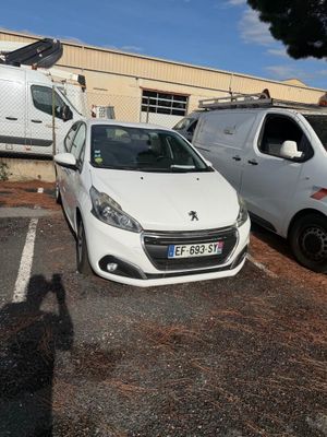 deux voitures garées l'une à côté de l'autre dans un parking