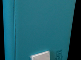 un classeur bleu orné d'un bouton blanc