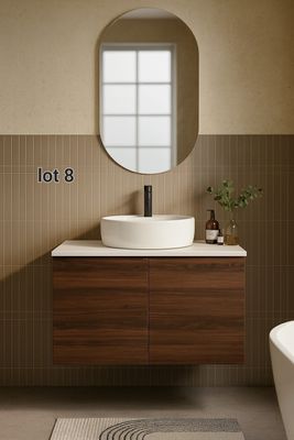 une salle de bains équipée d'une baignoire, d'un lavabo et d'un miroir