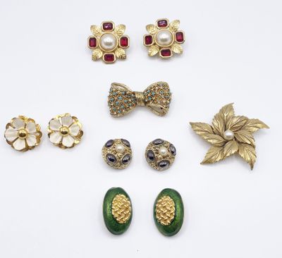 a collection of costume jewellery including earrings, brooches, and brooches
