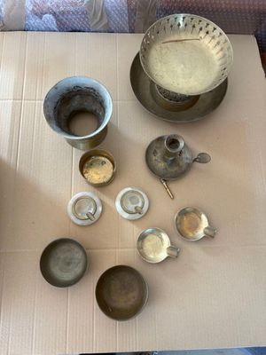 Lot de pièces comprenant trois bougeoirs, deux cendriers, de…