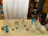 une table sur laquelle sont disposés de nombreux verres