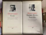 deux livres dans un coffret orné d'une photo d'Albert Camus