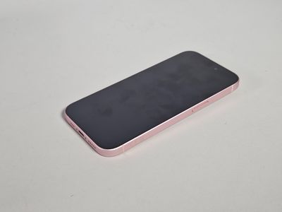 gros plan d'un téléphone portable sur une surface blanche