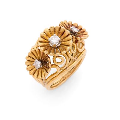 une bague en or 18 carats et diamants, signée Van Cleef