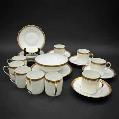 un ensemble de tasses et soucoupes en porcelaine blanche et dorée