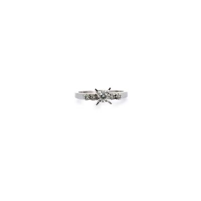 Travail français Bague solitaire en or gris 750‰ et diamants…