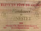 une boîte en bois portant une étiquette