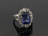 une bague à grappes de saphirs et de diamants