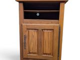 un petit meuble en bois muni d'une porte et d'un tiroir
