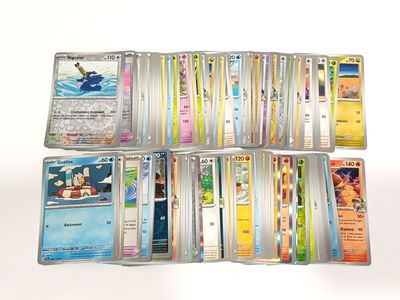 un lot de cartes posées sur une table