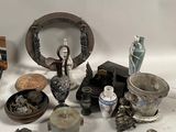 une table blanche sur laquelle se trouvent de nombreux objets