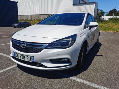 L'Opel blanche est garée sur un parking près d'un immeuble