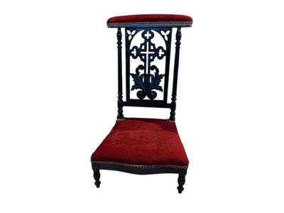 Une chaise prieuse ou prie-Dieu en bois sculpté noirci