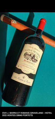 une bouteille de vin posée à côté d'une batte de baseball sur une table