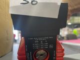 une photo en gros plan d'une valve rouge posée sur une table