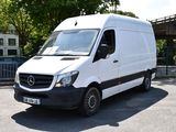une camionnette blanche garée dans un parking