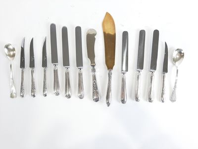 beaucoup d'argenterie et de couverts en argent sur une table blanche