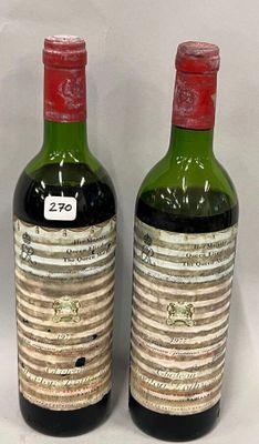 deux bouteilles de vin posées l'une à côté de l'autre sur une table