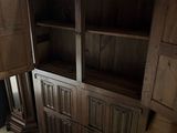 une photo d'une pièce dans laquelle se trouve une armoire