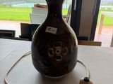 une lampe posée sur une table près d'une fenêtre