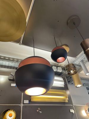 de nombreuses lampes suspendues au plafond d'un restaurant