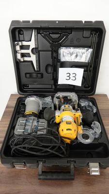 une trousse à outils dans un coffret noir posée sur une table en bois