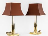 une paire de lampes de table en laiton avec des abat-jours marron