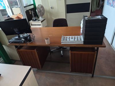 un bureau équipé d'un ordinateur et d'une imprimante