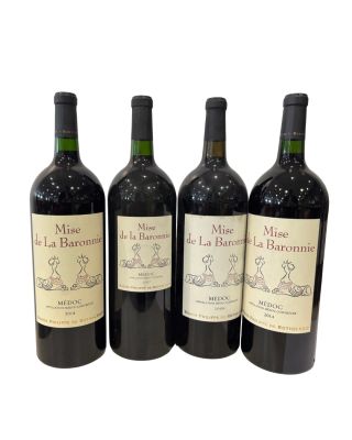trois bouteilles de vin sont alignées sur une surface blanche