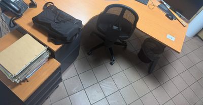 un bureau sur lequel se trouvent une chaise et un écran d'ordinateur
