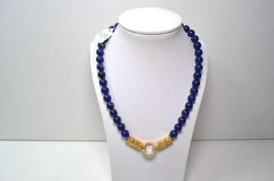 gros plan d'un collier sur un présentoir pour mannequin