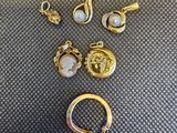 une collection de bijoux en or et en perles, comprenant une bague, des boucles d'oreilles et un pendentif