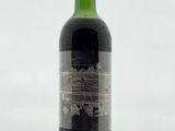 une bouteille de vin posée sur une table