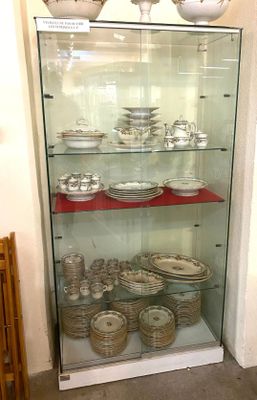 une vitrine en verre contenant de nombreux plats