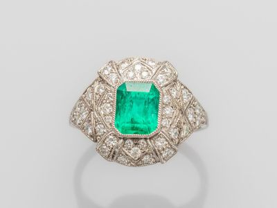 une bague en émeraude et diamant