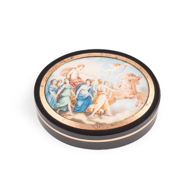 une photo d'une boîte décorative ornée d'une peinture
