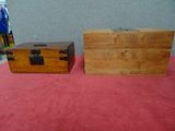 deux boîtes en bois posées sur un tapis rouge