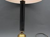 une lampe posée sur une table avec une lumière dessus