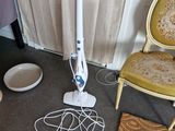 un aspirateur posé sur le sol à côté d'une chaise