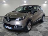 la voiture argentée est garée sur un sol en damier dans le garage